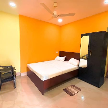 Hotel Sk Lodge Near Guwahati Airport Rum bild